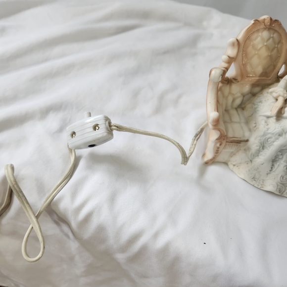 Bordeaux Lady in Waiting Porcelain [Night Light *] Excellent Condition. - Picture 5 of 13